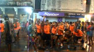 preview picture of video 'carnaval caxambu 2013 - bloco os polêmicos'