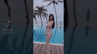 lắc lắc cái mông