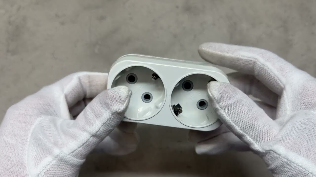 Разветвитель LUXEL 2 гнезда вертикальный с заземлением 1016 белый