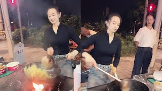 Download the video "Beautiful Girl’s Midnight Fried Rice 😋 | 深夜に美少女が作る屋台チャーハン！#streetfood#夜市美食#beautifulgirl#炒饭#炒面#葱油饼"