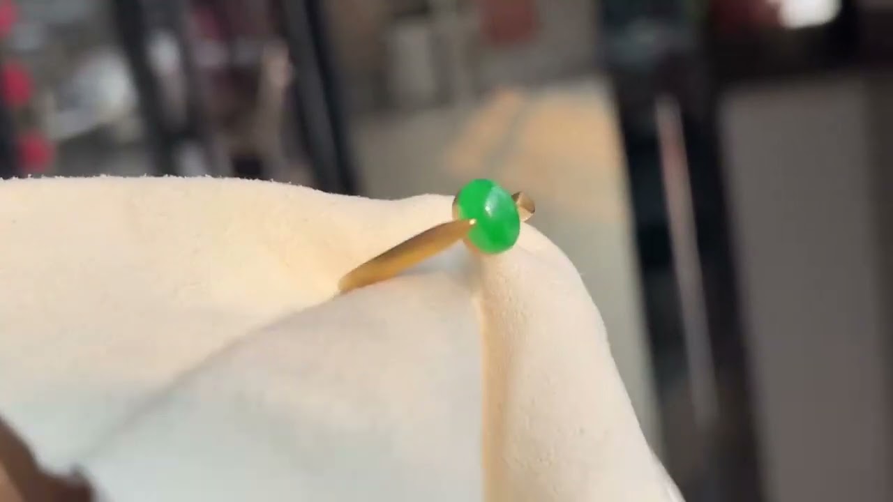 Core-Ice Pure Vivid Green Cabochon Ring