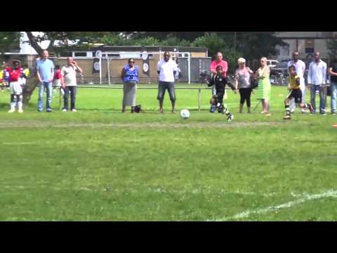 Sjonnie blijf van die bal af!