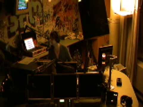 4-3-2009 kranten meisjes Fleur & susan bij giel beelen 3fm