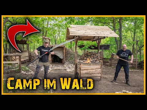 Überdachte Feuerstelle im Wald gebaut - Outdoor Bushcraft Deutschland