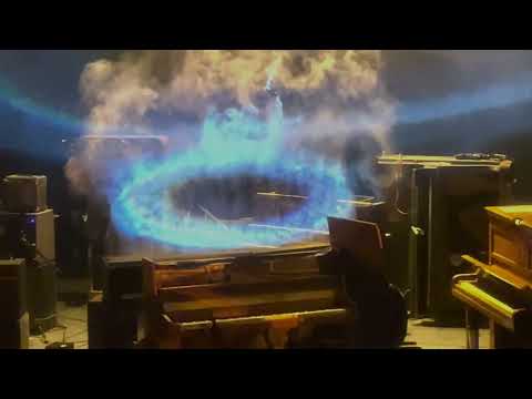 Τρέιλερ που αφορά στη σύγχρονη φαντασμαγορική θεατρική ατραξιόν Fantasmagoria [Φαντασμαγορία] του σκηνοθέτη και σκηνογράφου [[#Philippe Quesne [Φιλίπ Κεν]#]], επενδυμένη μουσικά από τον [[#Pierre Desprats [Πιέρ Ντεπράτ]#]]. Το συγκεκριμένο καλλιτεχνικό εγχείρημα παρουσιάστηκε στο Κέντρο Πομπιντού (Centre Pompidou, 3-6 Νοεμβρίου 2022) στο πλαίσιο του καλλιτεχνικού «Φθινοπωρινού Φεστιβάλ» 2022 στη Γαλλία και ενέπλεκε τη χρήση τρισδιάστατων κινούμενων εικόνων σε ψηφιακό περιβάλλον (3D animation), μουσικής και βίντεο, χωρίς την παρουσία ηθοποιών. 