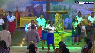 Dian Asamoah  Performs  Mesom Ewurade Featuring Dada KD at Royal Victory Family Church.