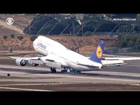 Maniobra extrema: un avión de pasajeros casi estrella su cola contra la pista
