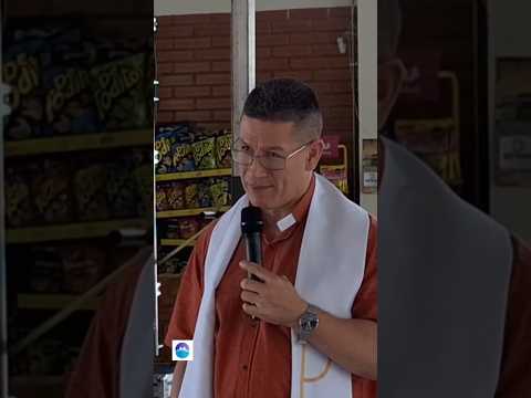Presbítero Samuel Chávarro Collazos, Párroco de Oporapa bendice vehículo marca Toyota.