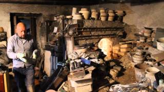 preview picture of video 'Vyndavání keramiky z hrnčířské pece'