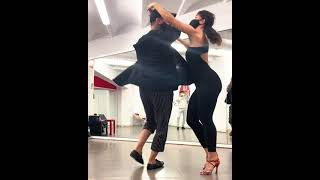 Adrián y Anita bailan Gloria Estefan - No Me Dejes De Querer