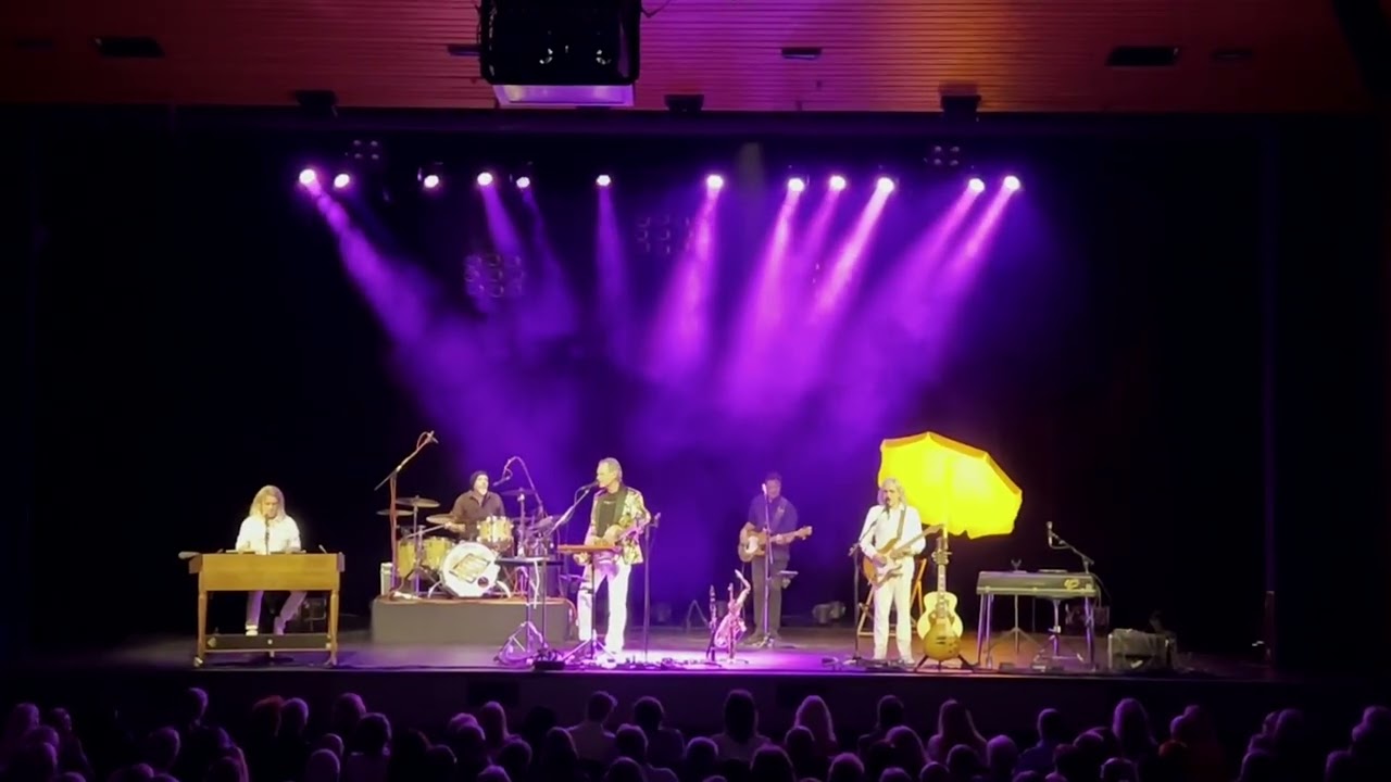 CENTURY’S CRIME spielt Don’t Leave Me Now live