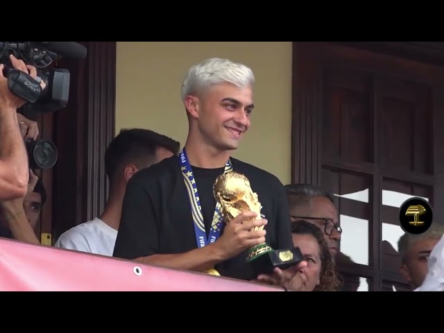 Tegueste se vuelca con Pedri tras proclamarse campeón del mundo con la selección española