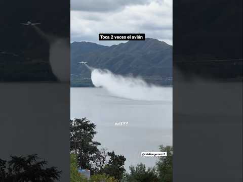 enorme avion hace una descarga de agua