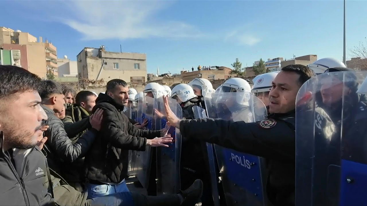 Video | Pro-Kurd protesters clash with Turkish police at Syrian border | AFP