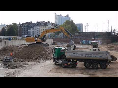 Bagger CAT 352 lädt LKW Rampe staubt nicht, aber zu glatt