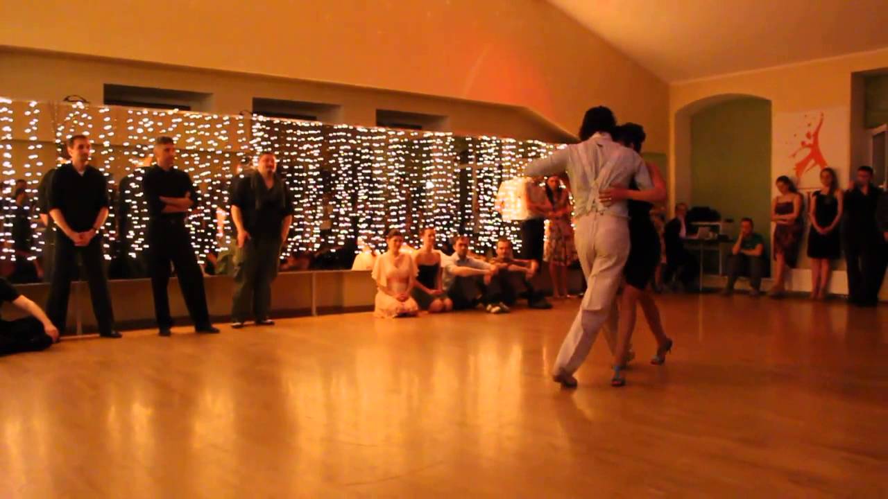 Gustavo Guarnieri y Gabriela Perea Demichellis, milonga Ihorevska, Kiev, 2