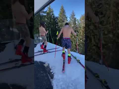 Mit Badehose und einer Baseballkappe rasten  Nicolas Hofer und Felix Klingler die Streif hinunter