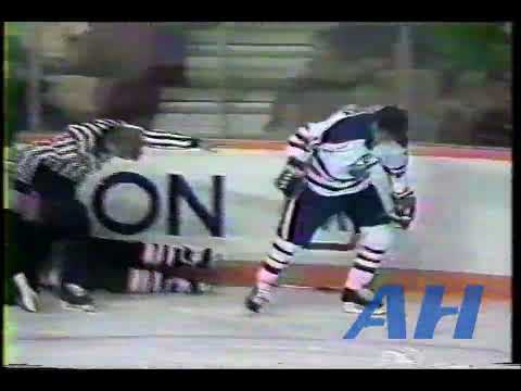 NHL Oct. 21, 1986 Esa Tikkanen,EDM v Bob Murray,CHI Edmonton Oilers Chicago Blackhawks