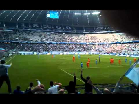 Andy Luthe hält den 11-Meter von Benny Lauth beim Spiel 1860 München - VfL Bochum am 05.11.2011