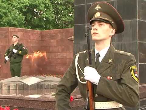 Накануне Дня Победы в Курске к стеле &laquo;Героям-курянам&raquo; и на мемориале памяти Павших возлагали венки и  цветы