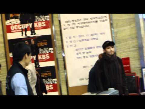 111122 Sukira - EunTeuk and MinWook at the KBS Lobby