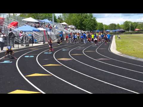 Girls 9-10,  200m - 1st place 29.8s