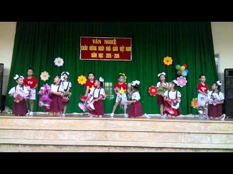 Múa bông hồng tặng mẹ và cô khối 3