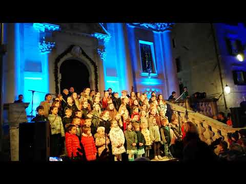 Dubrovnik se kiti,2018. Mali kolendari,Matia Pijević na udaraljkama i tamburaški sastav FA Linđo