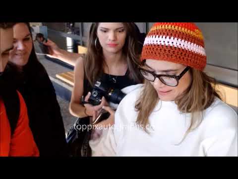 Laura San Giacomo signs autographs for TopPix