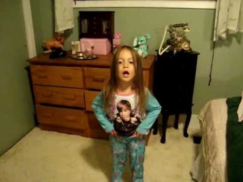 Justin Bieber - Mikayla (5 years) singing 