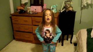 Justin Bieber - Mikayla (5 years) singing 