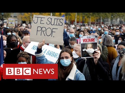 數千人参加法國各地的集會，以表達對教師被砍頭的憤怒 - BBC News (Thousands join rallies across France in show of outrage at teacher’s beheading - BBC News)