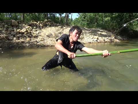 Amazing Fishing: Primitive Fishing Skills Catch Big Fish At River - Fishing For Survival
