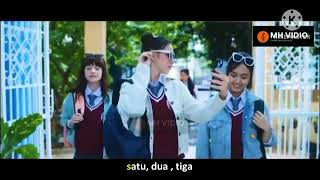 Download lagu Dunia Penuh Warna OST Film Magic 5 Season 3 mp3