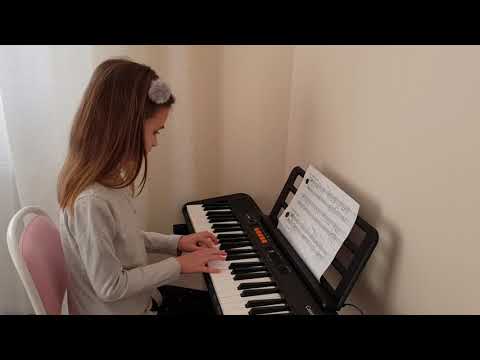 Spacer po lesie pianino . Początki gry na pianinie. Nauka gry na pianinie.