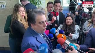 Асен Василев каза, че Бойко Борисов се държи по темата за еврото като ученик, който се оплаква, че домашното е много трудно, а в същото време е ритал мач. 