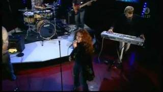 Sarah Kelly sings "Still Breathing" on Tv4's Nyhetsmorgon