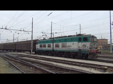E656.450 sul MRS 57362 Maddaloni Marcianise - Bologna Interporto, in partenza da Roma Smistamento