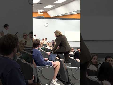 Professor wakes up sleeping students singing emo music 🤣 ⁠ (🎥: TT/ matthewcpittman)⁠