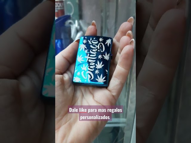 Vídeo relacionado con Mechero Personalizado - Encendedor Personalizado con Foto y Nombre. Incluye una Caja de Regalo. Acero Inoxidable. Regalo Original para Bodas, Hombres, Padres. *Se envía SIN Gasolina.