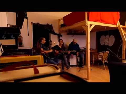 Mädchen aus Berlin mit Kai auf der Kiste und Peter mit Brille singt: Idiotisch