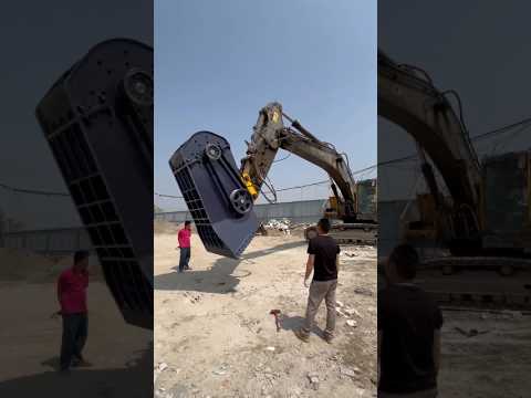 Этот необычный ковш дробит камни прямо на месте! 😱🏗️#shorts