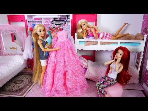 Barbie doll morning bedroom routine. Life at Rapunzel and Ariel's Dream House