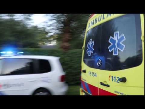 25-08-16 Ambulance rijd met spoed en open deur weg van melding, Reeuwijk