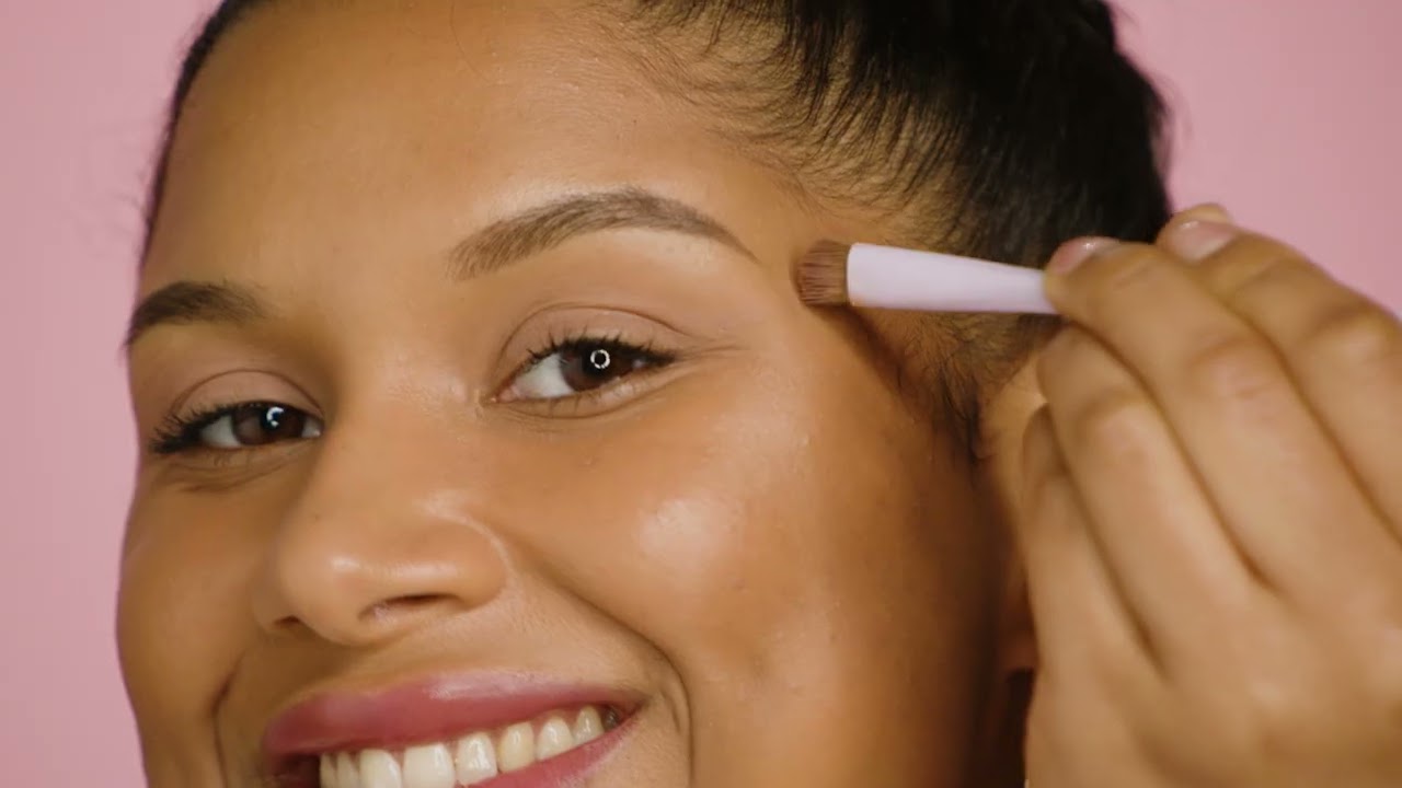 Matný tekutý očný tieň.