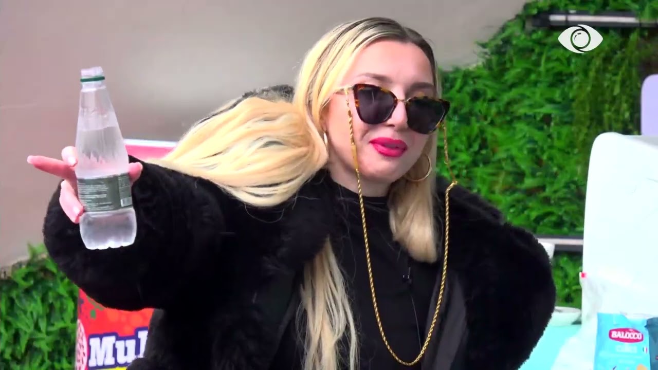 Unë jam edhe rrota/ Miri hedh batuta me Lorne: Një katërshe atje…