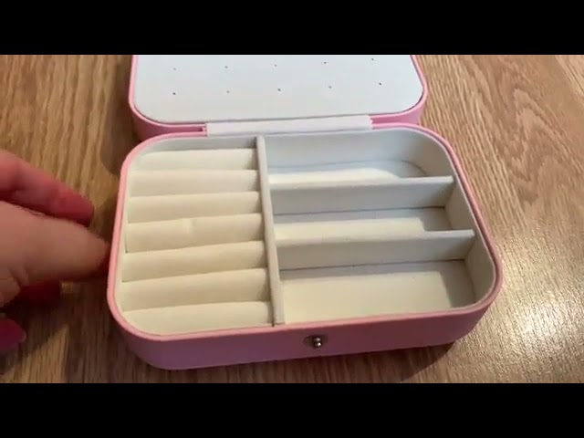 Vídeo relacionado con VLANDO Joyero de viaje, joyero pequeño, almacenamiento de joyas con estilo, organizador de joyas para pendientes, estuche de viaje para joyas, idea de regalo para mujeres y niñas