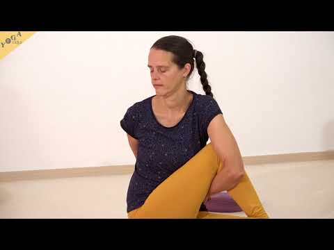 Drehsitz mit Antar Kumbhaka - Luftanhalten mit vollen Lungen - Yoga Asana Lexikon