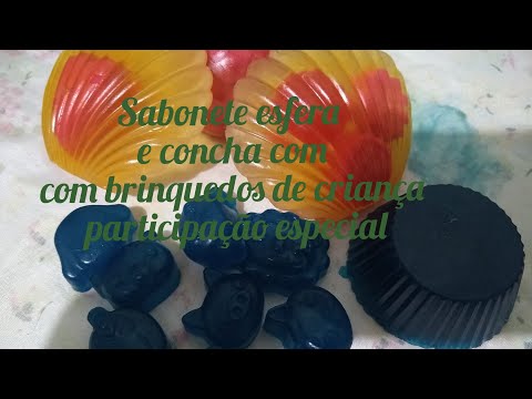 Sabonete esfera  e concha com com brinquedos de criança  participação especial
