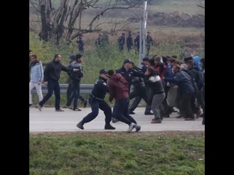 Migrants along Bosnian-Croatian border face stand-off with Croatian police